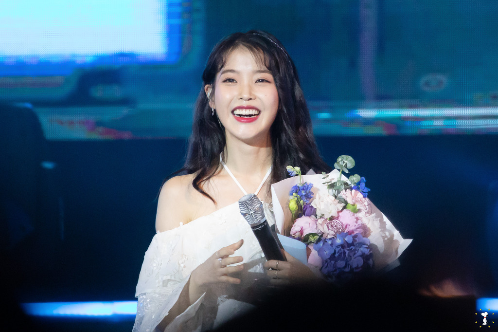 190517 아이유 dlwlrma - 금요일에 만나요 + 삐삐 + 봄 사랑 벚꽃 말고 + 너의 의미 + 좋은 날+ 레옹 + 팔레트 + 밤편지 연세대 아카라카 | 인스티즈