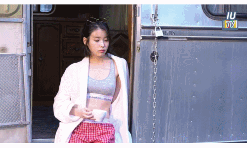 앨범에 싣기위해 열심히 복근을 만든 아이유.jpgif | 인스티즈