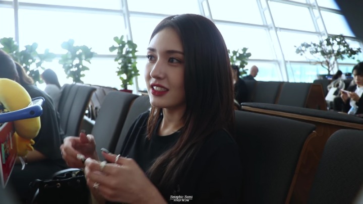 인터뷰하는 소미 | 인스티즈