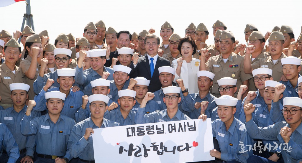 문재인 대통령님 머리 빗겨드린 군인 | 인스티즈