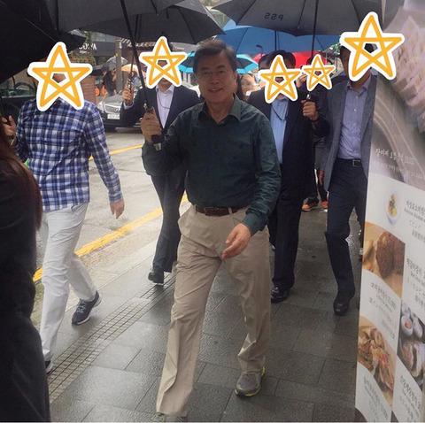 국민에게 우산 씌워주는 대통령 | 인스티즈