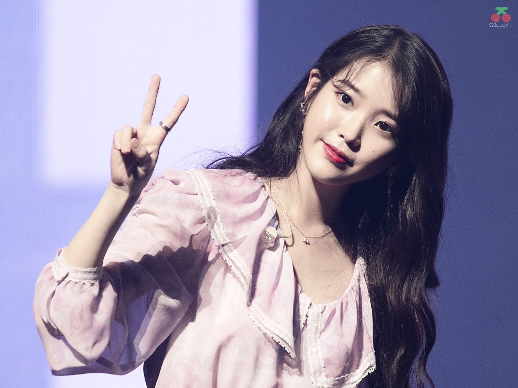 손키스 날리는 아이유.jpg | 인스티즈