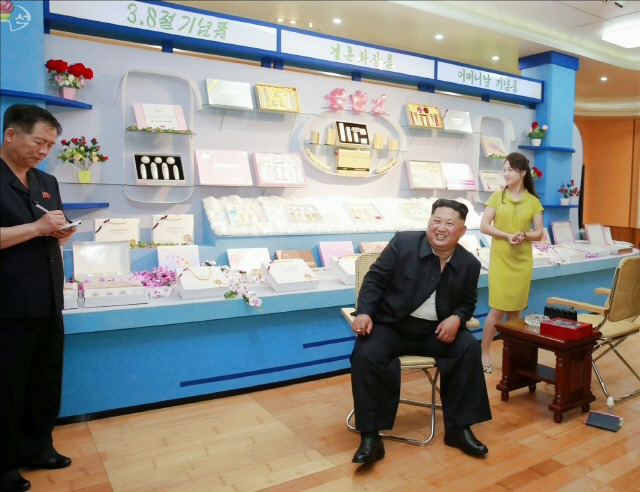 인민복 풀어헤치고 소형차 이동..달라진 김정은 | 인스티즈