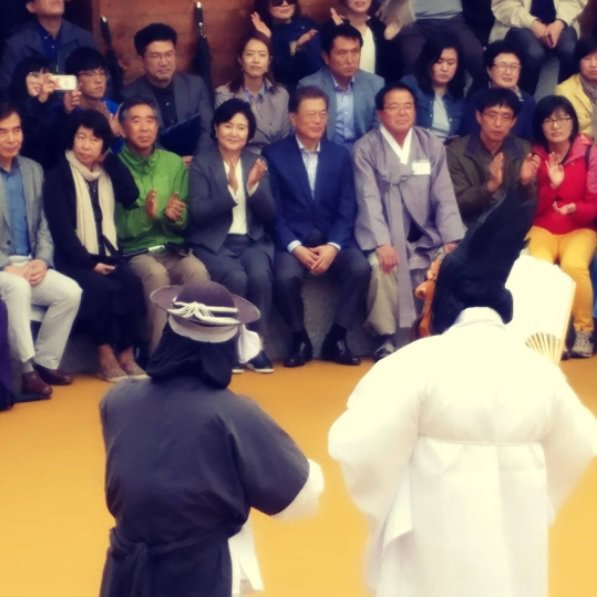안동 하회마을 방문한 문재인 대통령 흥겨워 어깨 춤도 덩실 덩실 | 인스티즈