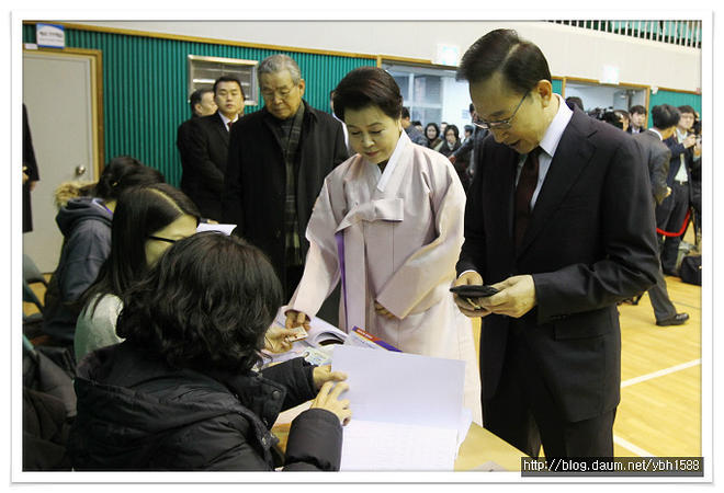 18대와 19대 대선 투표하는 MB의 표정변화.jpg | 인스티즈