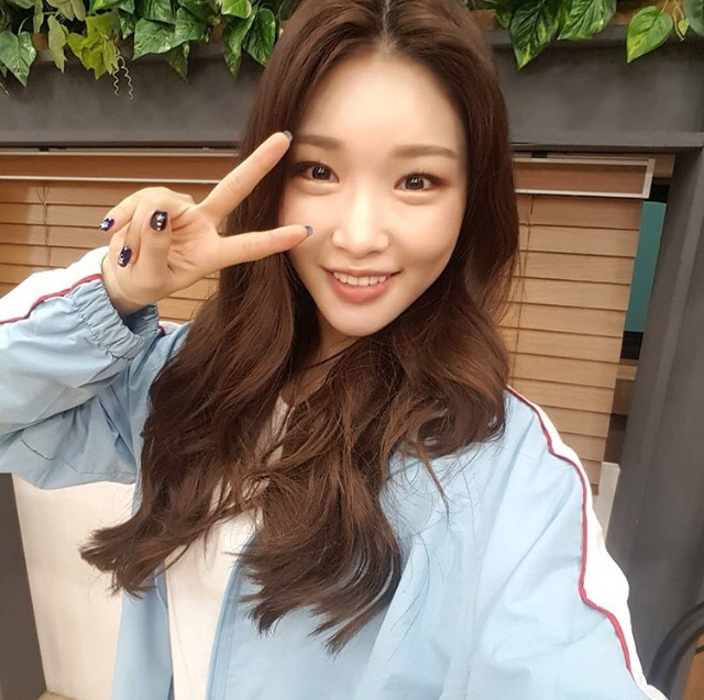 라디오 진행하는 청하.jpg | 인스티즈