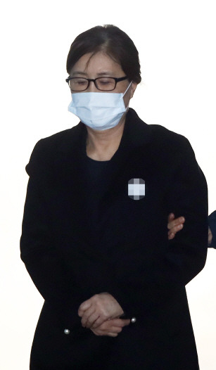 최순실 재판부"정유라 말 세필과 부대비용 등 39억도 뇌물"(속보) | 인스티즈