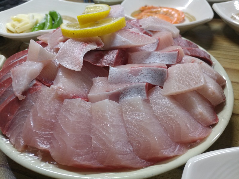 겨울이 제철이라는 방어회.jpg | 인스티즈