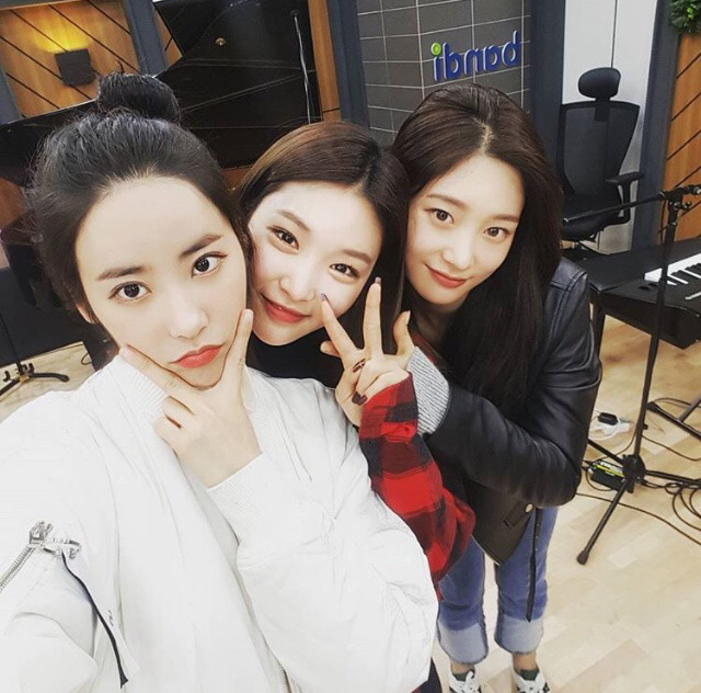 라디오 진행하는 청하.jpg | 인스티즈