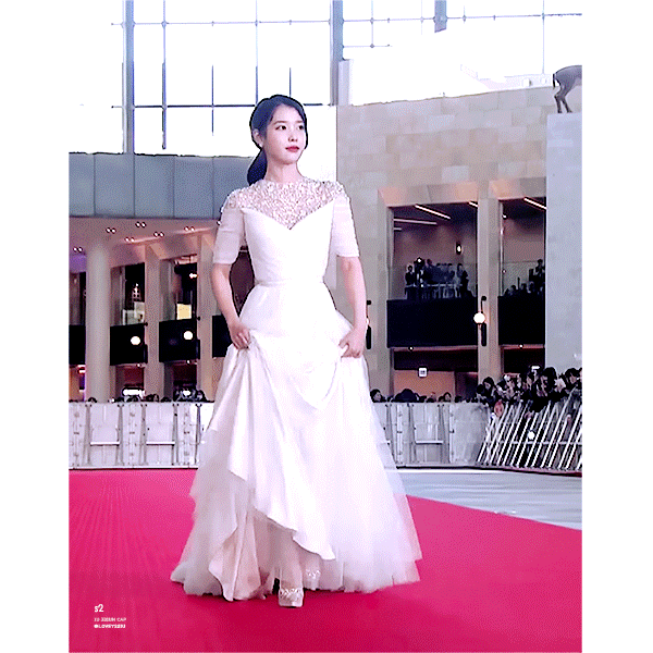 섹시터진 브이넥니트입은 아이유.jpg | 인스티즈