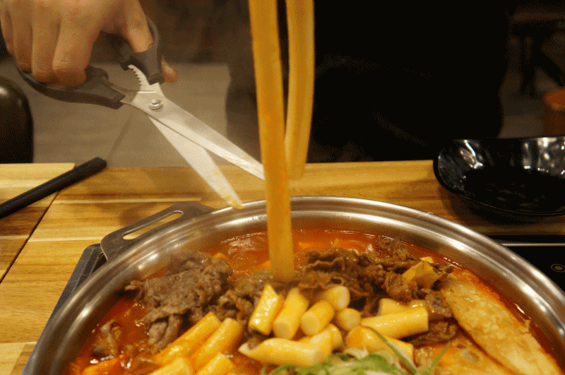 불고기순대오징어튀김 토핑! 청년다방 떡볶이 gif | 인스티즈