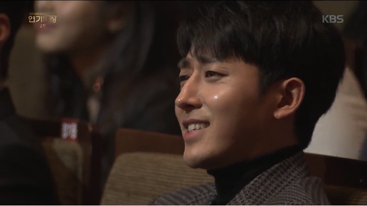 KBS시상식) 장나라를 현실남편 눈빛으로 쳐다보는 손호준.JPG | 인스티즈