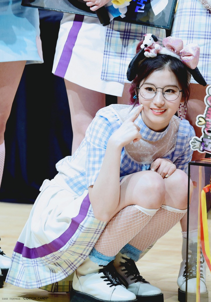 쪼그려앉는게 습관인 트와이스 사나.jpg | 인스티즈