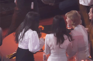 트와이스 나연의 꽃선물 대작전 (아이유) gif | 인스티즈