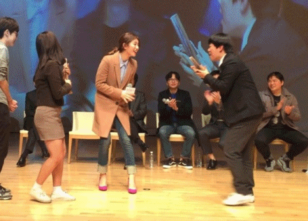 수지를 만난 학생.gif | 인스티즈