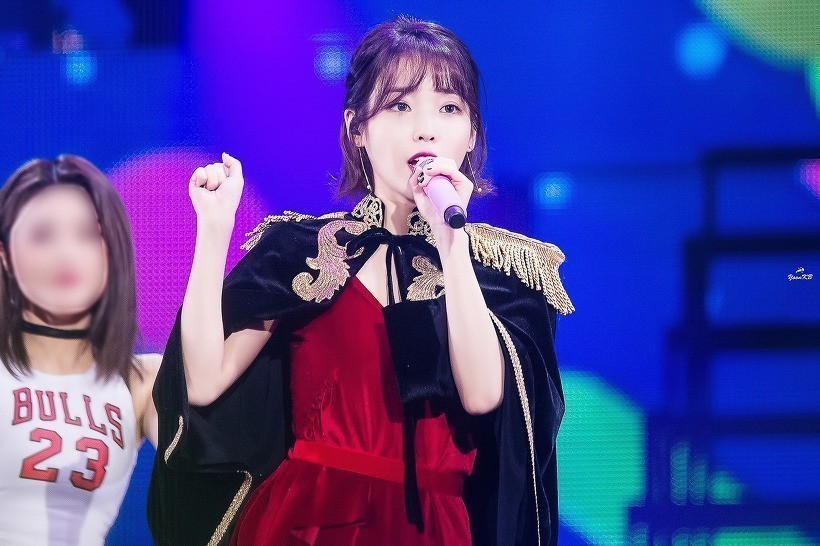 레드가 잘어울리는 아이유.jpgif | 인스티즈