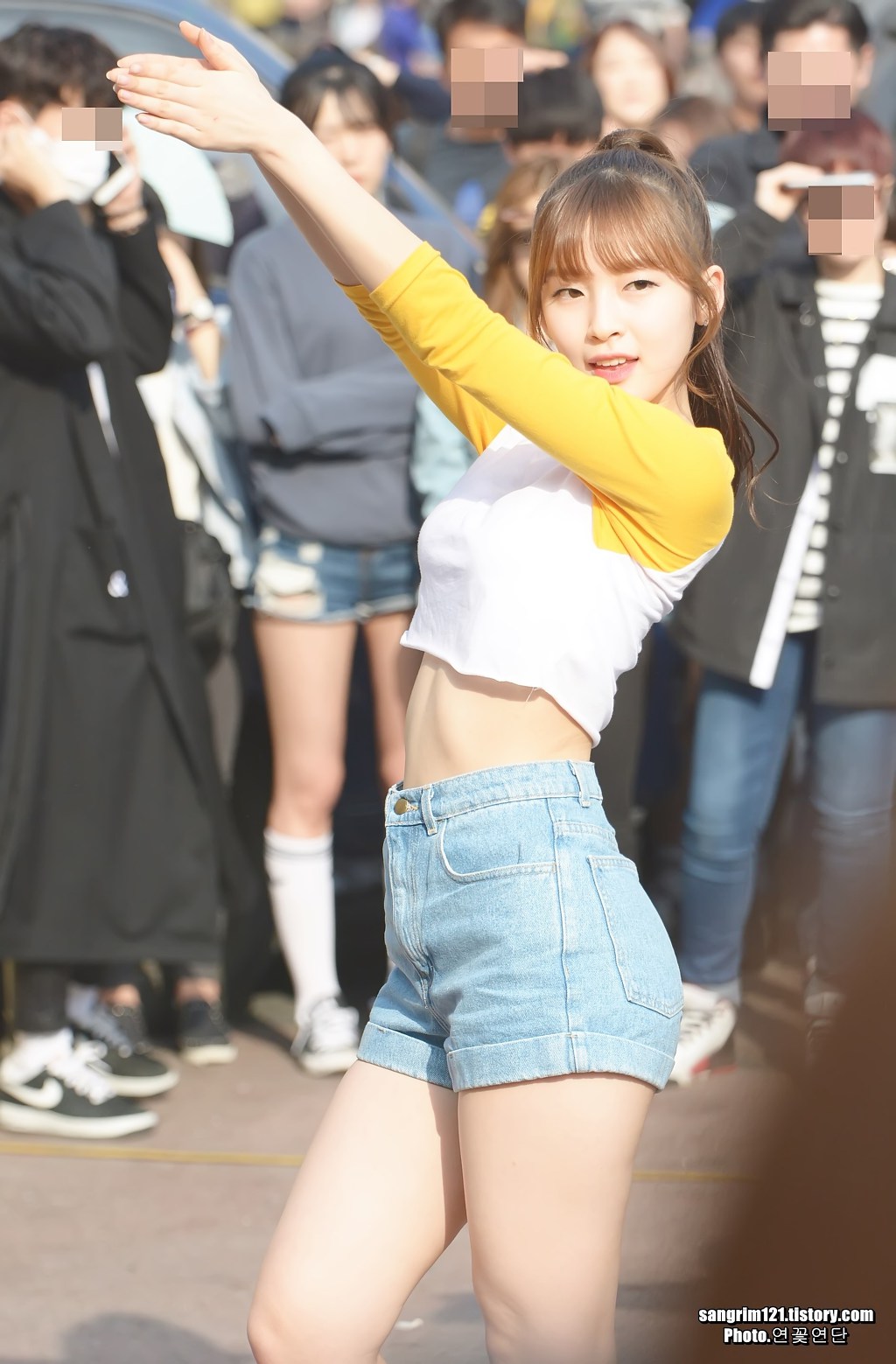 오마이걸 아린 길거리 공연 사진 | 인스티즈
