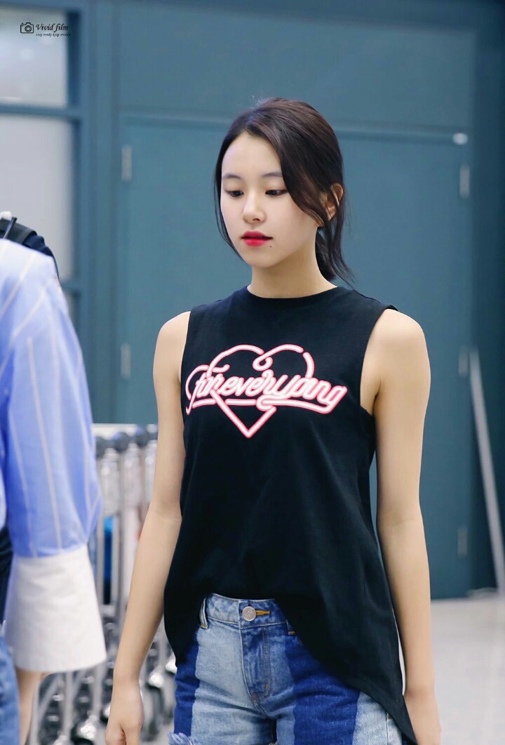트와이스 채영의 옷태 잘나는 직각어깨.jpg | 인스티즈