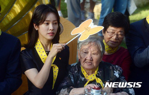 나비부채로 위안부 피해 할머니 햇빛 가려주는 한지민 | 인스티즈