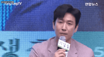 오늘 말 한번 실수했다가 제작보고회에서 선배들한테 쉼없이 놀림당한 최우식ㅋㅋ.gif | 인스티즈