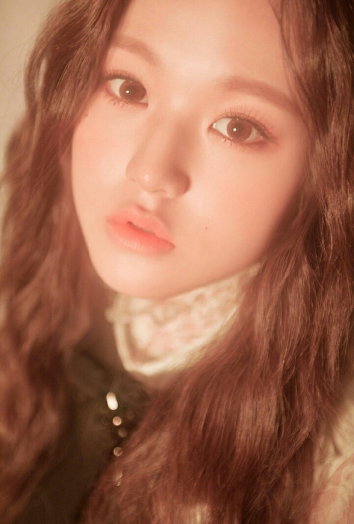 아이즈원 비쥬얼이 돋보이는 장미 컨셉 사진들 | 인스티즈