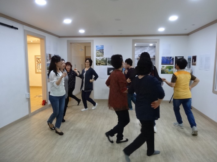 포크댄스 이미지