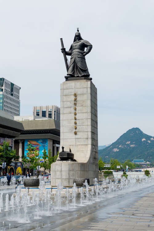 광화문 이순신 장군 동상 바꿔야 한다 VS 그대로 둬야 한다 - 막이슈 - 쭉빵카페 광화문 이순신 장군 동상 바꿔야 한다 VS 그대로 둬야 한다